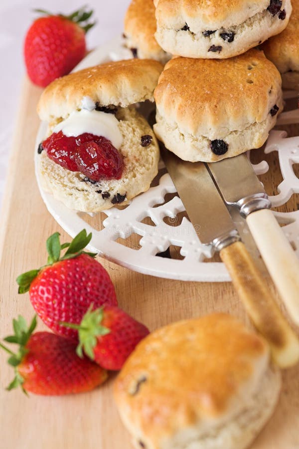 Scones U. Erdbeeremarmelade Mit Sahne Stockbild - Bild von gebäck ...