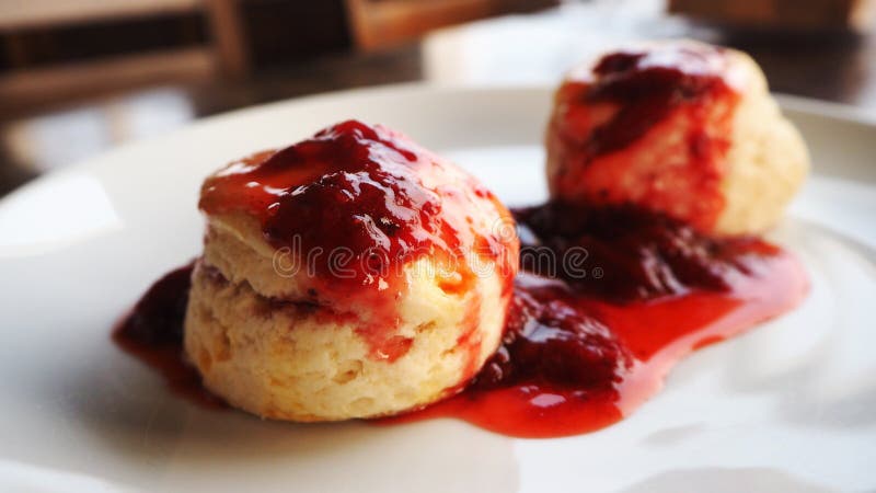 Scones με τη μαρμελάδα φραουλών Παραδοσιακό αγγλικό τοπικό επιδόρπιο τσαγιού απογεύματος scones στοκ εικόνες με δικαίωμα ελεύθερης χρήσης Scones με τη μαρμελάδα φραουλών Παραδοσιακό αγγλικό τοπικό επιδόρπιο τσαγιού απογεύματος scones στοκ εικόνες με δικαίωμα ελεύθερης χρήσης