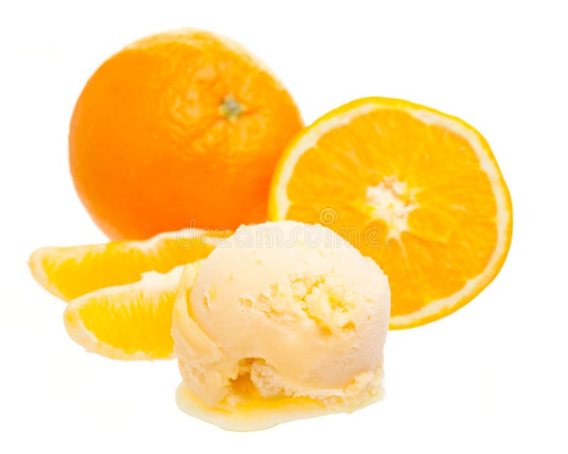 Scoop orange de crème glacée devant l'orange entière et une tranche d'orange d'isolement sur le fond blanc images stock Scoop orange de crème glacée devant l'orange entière et une tranche d'orange d'isolement sur le fond blanc images stock