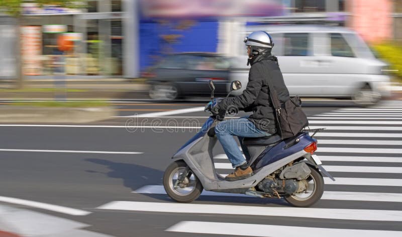 Scooter dans le mouvement image stock Scooter dans le mouvement image stock