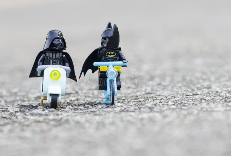 Scooter Lego Darvader Junto Com Batman Andando De Bicicleta Fotografia  Editorial - Imagem de fundo, lambreta: 185334497