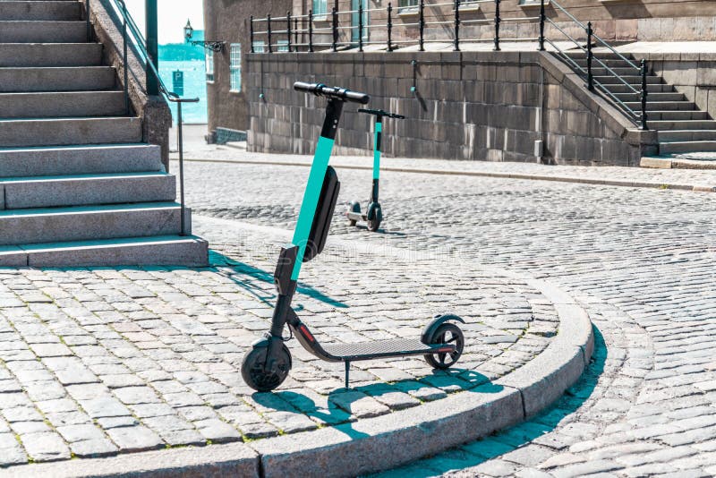 Scooter électrique garé sur le bord de mer de la ville ?nergie nulle d'eco de vert d'?mission photographie stock libre de droits Scooter électrique garé sur le bord de mer de la ville ?nergie nulle d'eco de vert d'?mission photographie stock libre de droits