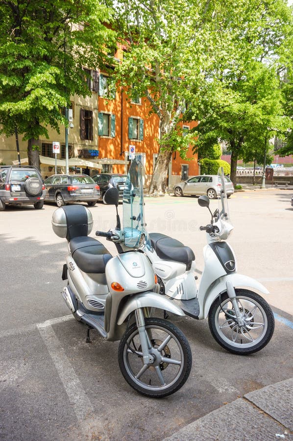 Scooters fotografia editorial. Imagem de italiano, verona 70823397