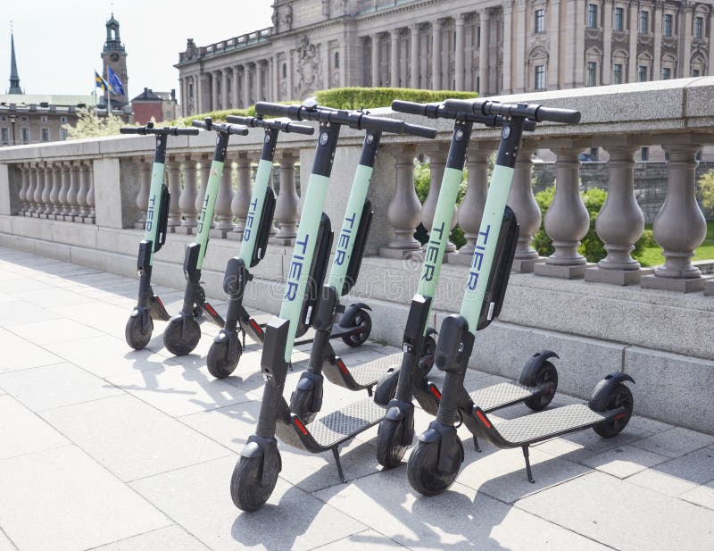 Scooters électriques de rangée, Stockholm, Suède photographie stock Scooters électriques de rangée, Stockholm, Suède photographie stock