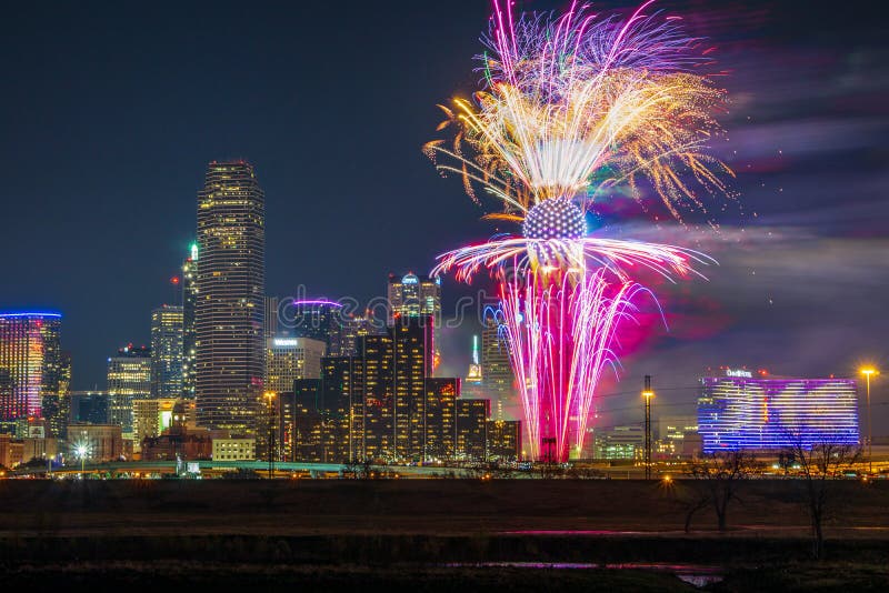 Scoppio dei fuochi d'artificio dalla torre della Riunione sul nuovo anno in Dallas Texas immagine stock libera da diritti Scoppio dei fuochi d'artificio dalla torre della Riunione sul nuovo anno in Dallas Texas immagine stock libera da diritti