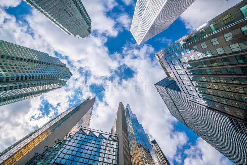 Vista dal basso verso l'alto del quartiere finanziario del centro di Toronto con grattacieli fotografie stock libere da diritti
