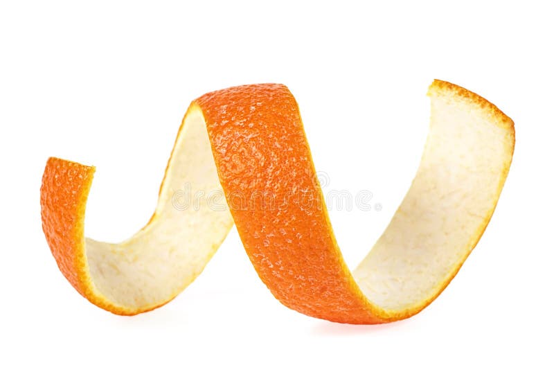 Scorza di arancia fresca su fondo bianco. pelle arancione a spirale