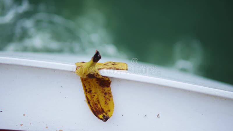 Scorza di banana su una nave da crociera mentre viaggia con vista in mare