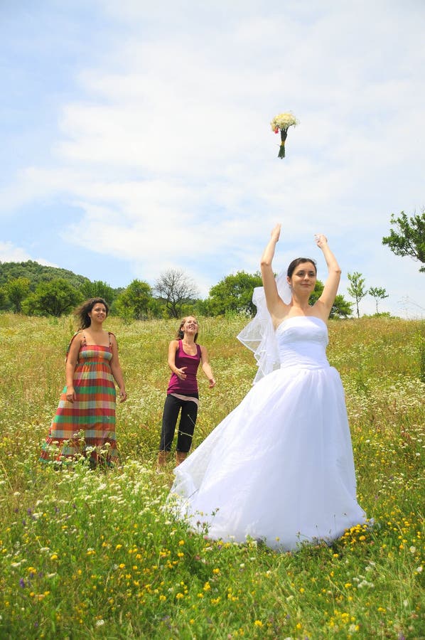Scossa del mazzo della sposa ai bachlorettes fotografia stock libera da diritti Scossa del mazzo della sposa ai bachlorettes fotografia stock libera da diritti