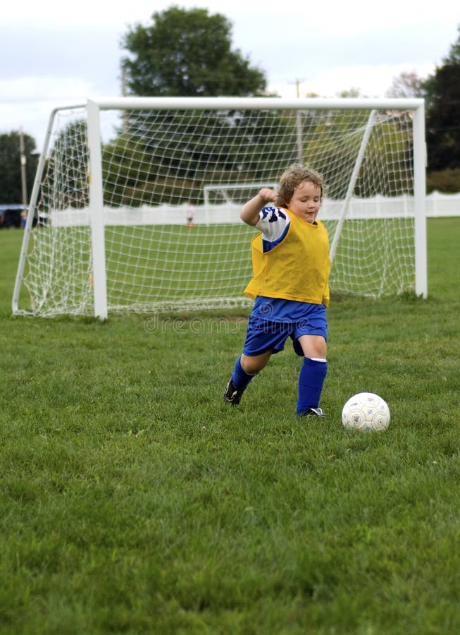 Calcio al pallone immagini stock