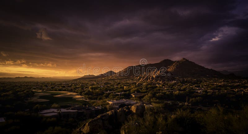 Scottsdale, visa majestuosa serena del desierto de Cavecreek imagen de archivo Scottsdale, visa majestuosa serena del desierto de Cavecreek imagen de archivo