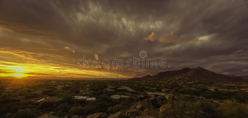 Scottsdale, visto maestoso sereno del deserto di Cavecreek immagini stock libere da diritti Scottsdale, visto maestoso sereno del deserto di Cavecreek immagini stock libere da diritti