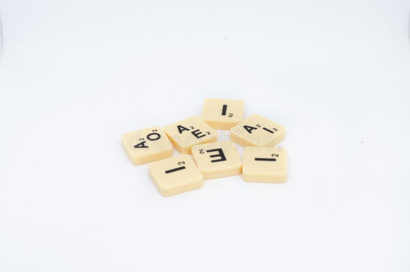 Scrabble блоки письма настольной игры изолированные на белой предпосылке стоковое изображение Scrabble блоки письма настольной игры изолированные на белой предпосылке стоковое изображение