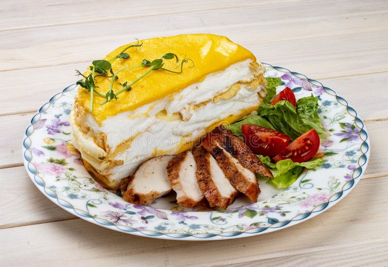 Scrambled Eggs Layered with Fried Chicken Breast and Fresh Vegetables
