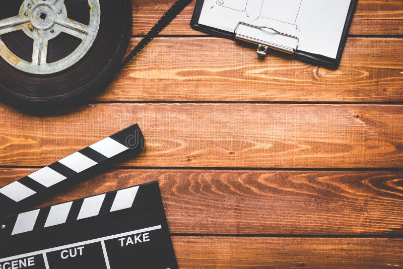 Screenwriterdesktop met de raads houten van de filmklep hoogste mening als achtergrond royalty-vrije stock afbeelding Screenwriterdesktop met de raads houten van de filmklep hoogste mening als achtergrond royalty-vrije stock afbeelding