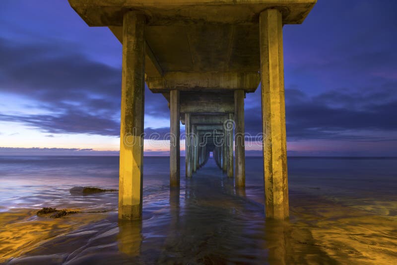 Scripps Pier La Jolla Shores e cielo drammatico San Diego California di tramonto fotografia stock libera da diritti Scripps Pier La Jolla Shores e cielo drammatico San Diego California di tramonto fotografia stock libera da diritti