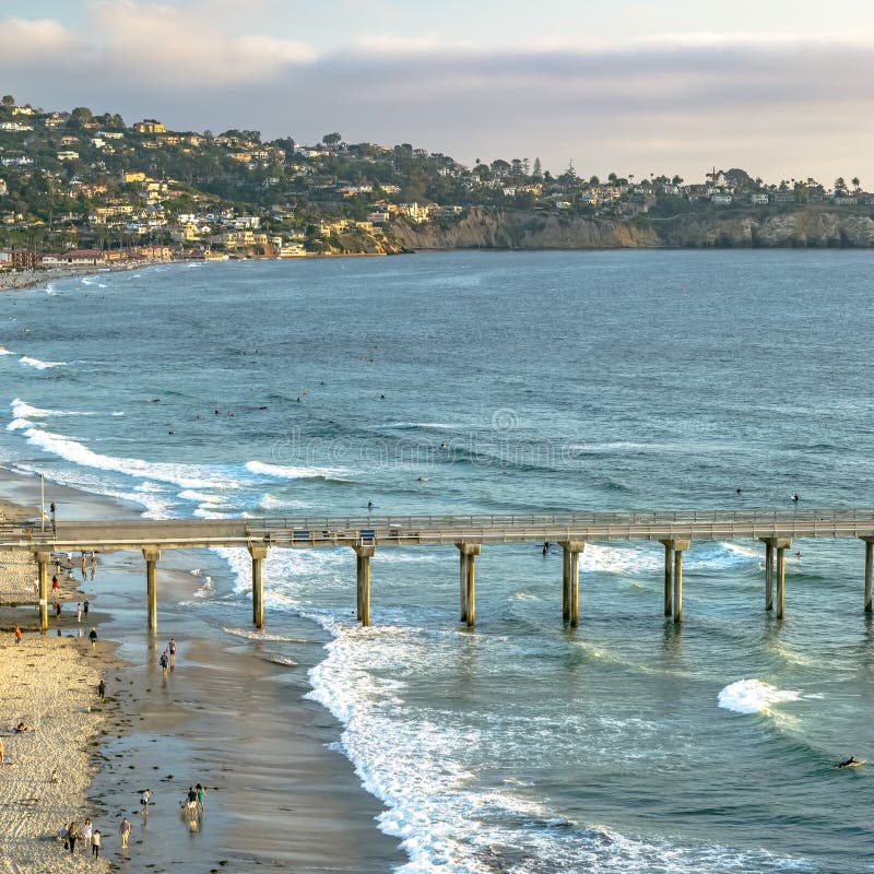 Scripps-Pier und Küstenhäuser in San Diego CA lizenzfreies stockfoto Scripps-Pier und Küstenhäuser in San Diego CA lizenzfreies stockfoto