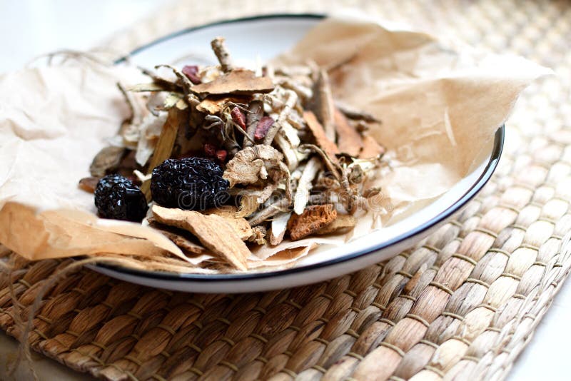 Scritto cinese della medicina tradizionale Tisana con le giuggiole, le bacche di goji, le radici del gingseng ed altre sulla cart fotografia stock Scritto cinese della medicina tradizionale Tisana con le giuggiole, le bacche di goji, le radici del gingseng ed altre sulla cart fotografia stock