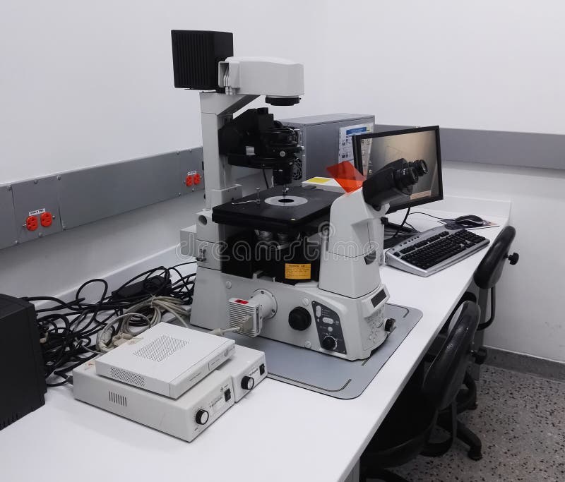 Scrittorio con una stazione alta tecnologia di microscopia, microscopio di fluorescenza, in laboratorio fotografia stock libera da diritti Scrittorio con una stazione alta tecnologia di microscopia, microscopio di fluorescenza, in laboratorio fotografia stock libera da diritti