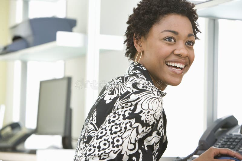 Imprenditrice che lavora alla scrivania fotografie stock