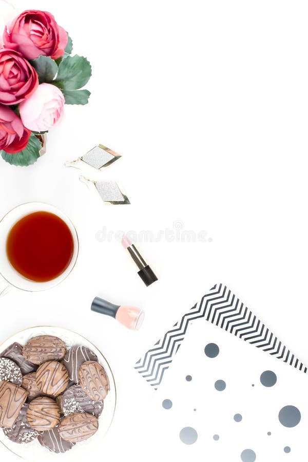 Scrittorio piano del Ministero degli Interni di disposizione Area di lavoro femminile con il diario, fiori, dolci, accessori di m immagine stock Scrittorio piano del Ministero degli Interni di disposizione Area di lavoro femminile con il diario, fiori, dolci, accessori di m immagine stock