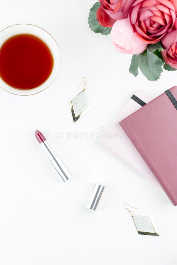 Scrittorio piano del Ministero degli Interni di disposizione Area di lavoro femminile con il diario, fiori, dolci, accessori di m fotografie stock libere da diritti Scrittorio piano del Ministero degli Interni di disposizione Area di lavoro femminile con il diario, fiori, dolci, accessori di m fotografie stock libere da diritti