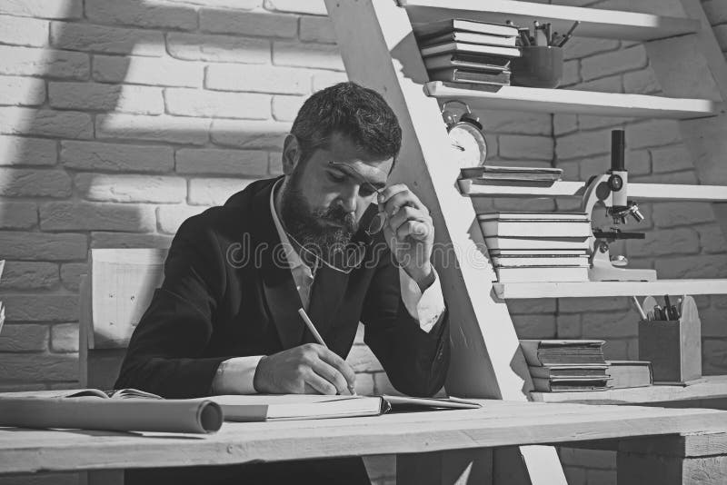 scrittura del romanzo Rifornimenti di scuola e dell'insegnante in aula Concetto di conoscenza e di formazione fotografia stock scrittura del romanzo Rifornimenti di scuola e dell'insegnante in aula Concetto di conoscenza e di formazione fotografia stock