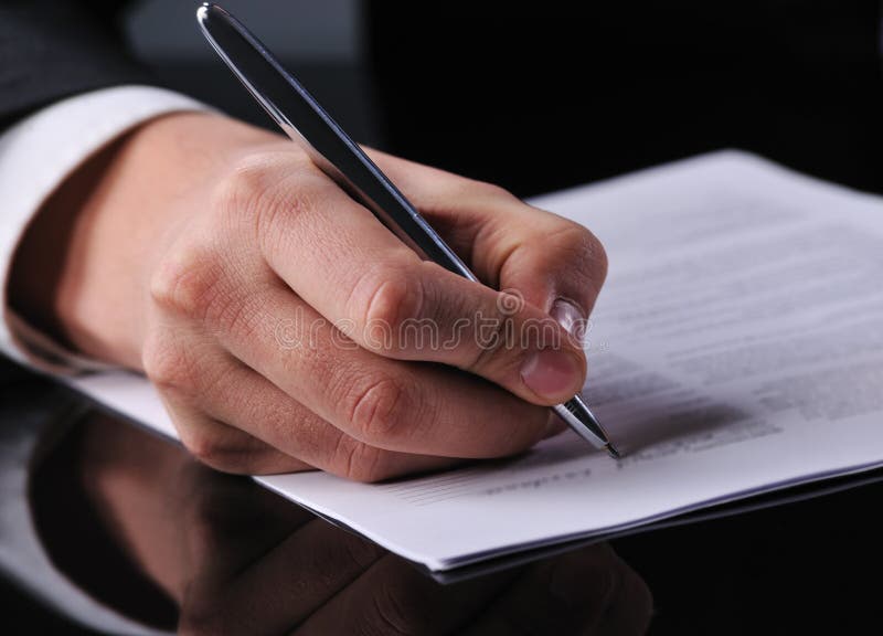 Scrittura dell'uomo d'affari su un modulo fotografie stock libere da diritti
