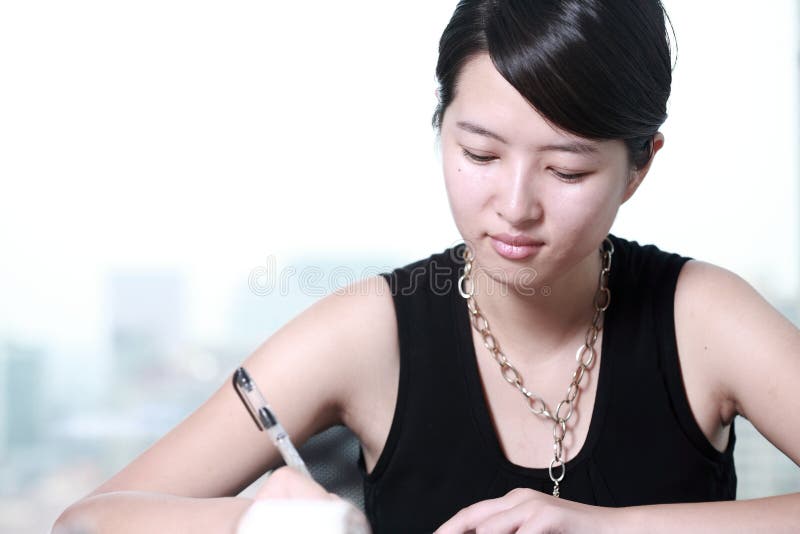 Scrittura della donna di affari qualcosa fotografia stock Scrittura della donna di affari qualcosa fotografia stock