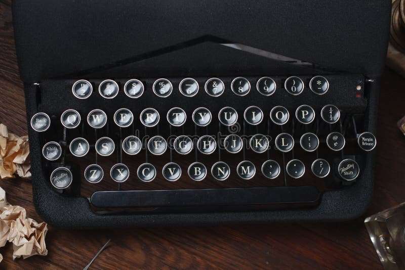 Scrivendo una storia di romanzo di crimine - vecchia retro macchina da scrivere d'annata immagine stock libera da diritti Scrivendo una storia di romanzo di crimine - vecchia retro macchina da scrivere d'annata immagine stock libera da diritti