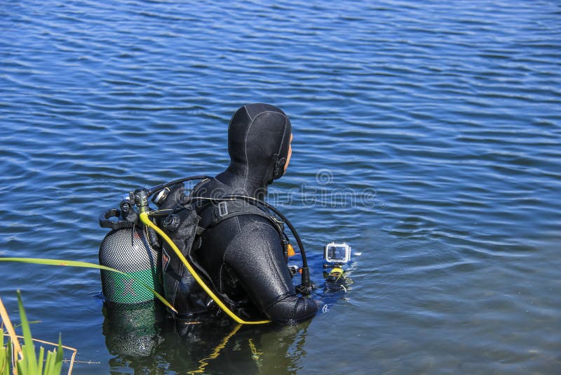 Scuba diver hereinkommender See lizenzfreie stockfotografie Scuba diver hereinkommender See lizenzfreie stockfotografie