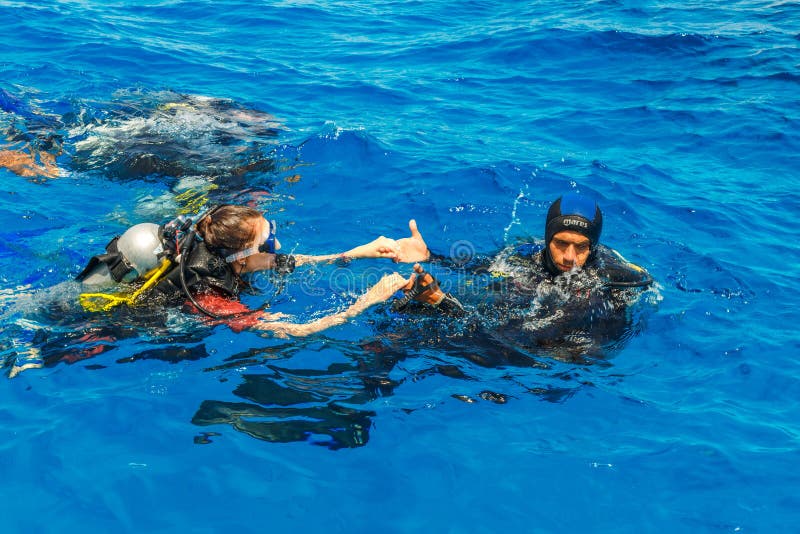 Scuba diving lesson stock image. Image of face, instructor - 2141231