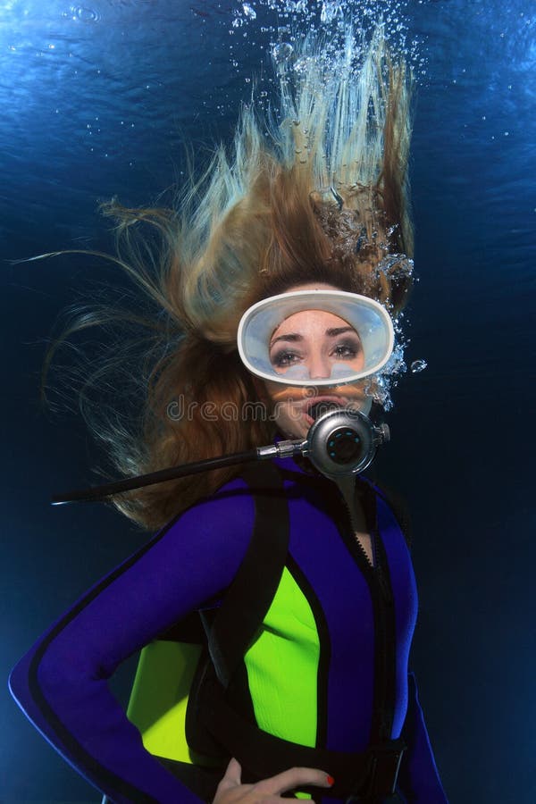 Scuba-uitrustingsvrouw royalty-vrije stock fotografie Scuba-uitrustingsvrouw royalty-vrije stock fotografie