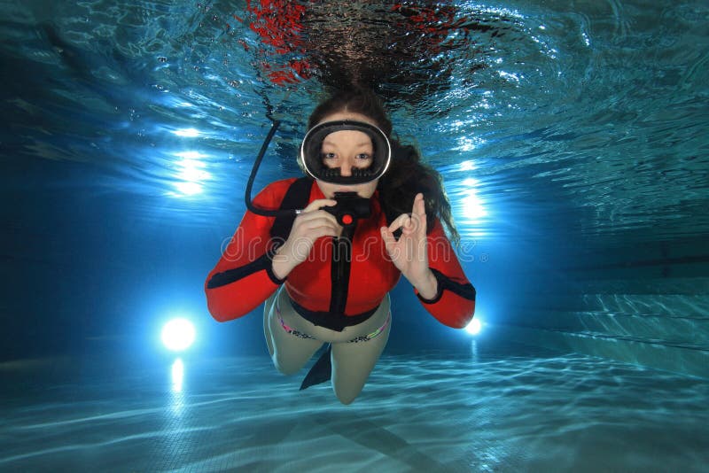 Scuba-uitrustingsvrouw onderwater royalty-vrije stock afbeelding Scuba-uitrustingsvrouw onderwater royalty-vrije stock afbeelding