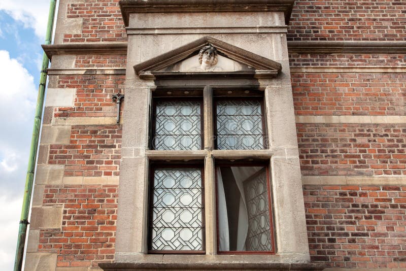 Sculptez la garde au-dessus de la fenêtre le château royal de Rosenborg, XVIIème siècle Points de repère historiques de Copenhagu photos libres de droits Sculptez la garde au-dessus de la fenêtre le château royal de Rosenborg, XVIIème siècle Points de repère historiques de Copenhagu photos libres de droits