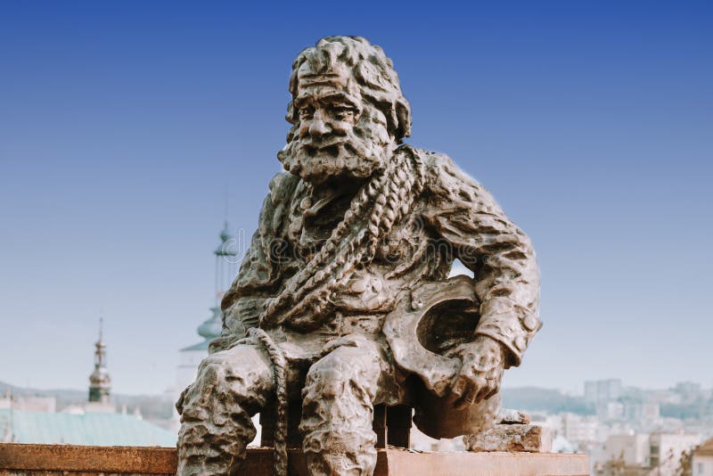 Sculptez un ramoneur sur le toit de la Chambre des légendes à Lviv, Ukraine Lvov est la ville la plus attrayante pour des tourist photographie stock Sculptez un ramoneur sur le toit de la Chambre des légendes à Lviv, Ukraine Lvov est la ville la plus attrayante pour des tourist photographie stock