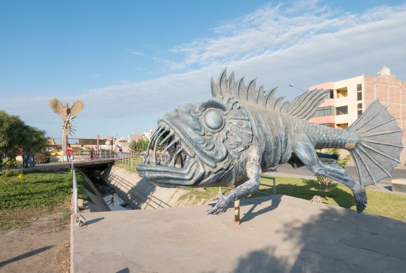 Sculpture Chiclayo Pérou en monstre de poissons images stock Sculpture Chiclayo Pérou en monstre de poissons images stock