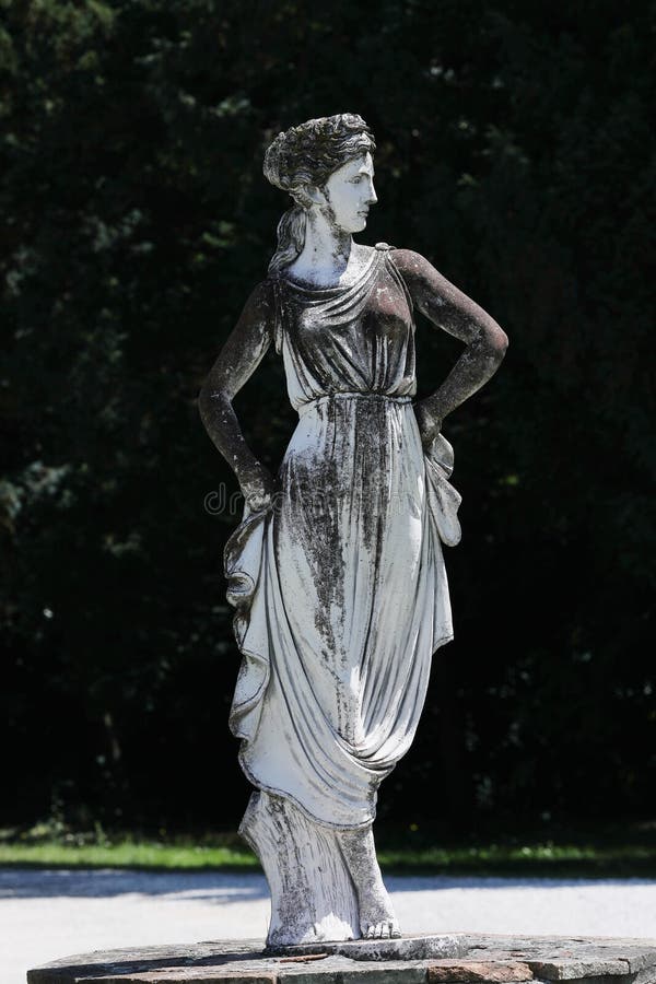 Sculpture dans le jardin italien images libres de droits Sculpture dans le jardin italien images libres de droits
