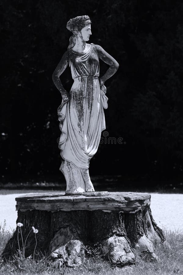 Sculpture de femme dans le jardin italien photographie stock Sculpture de femme dans le jardin italien photographie stock
