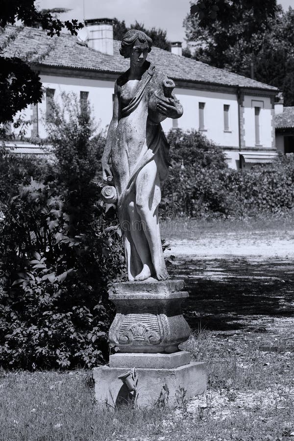 Sculpture de l'homme dans le jardin italien photographie stock Sculpture de l'homme dans le jardin italien photographie stock