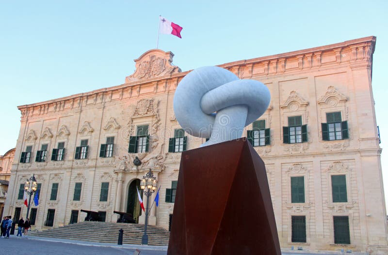 Sculpture devant l'auberge de castille à La Valette, Malte image libre de droits Sculpture devant l'auberge de castille à La Valette, Malte image libre de droits
