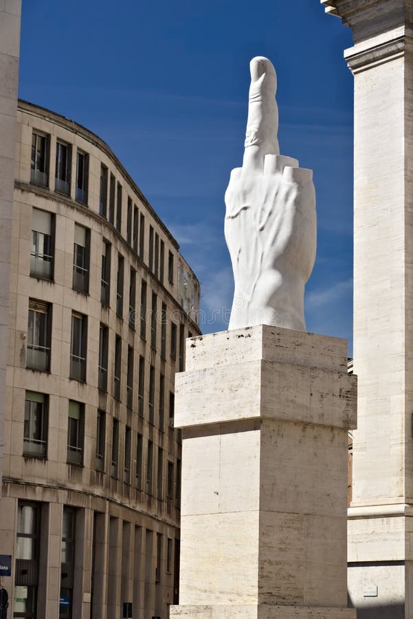 Sculpture du doigt de Cattelan devant Milan Stock Excha photos stock