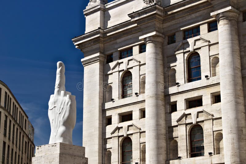 Sculpture du doigt de Cattelan devant Milan Stock Excha images libres de droits