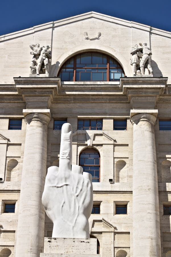 Sculpture du doigt de Cattelan devant Milan Stock Excha photo libre de droits