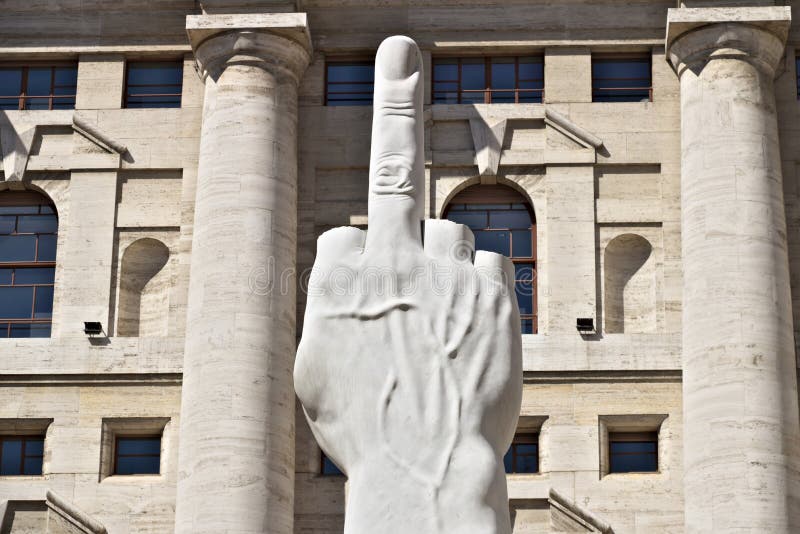 Sculpture du doigt de Cattelan devant Milan Stock Excha image stock