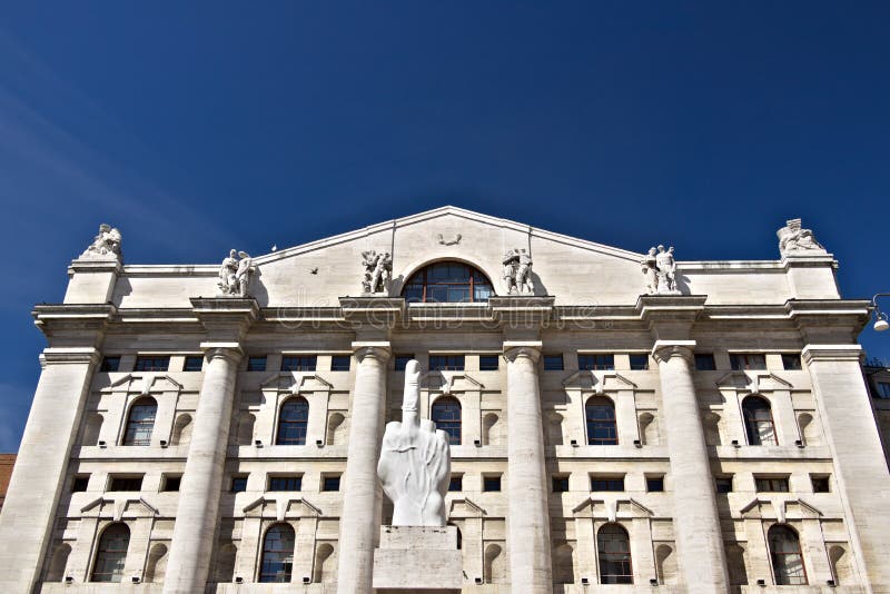Sculpture du doigt de Cattelan devant Milan Stock Excha images stock