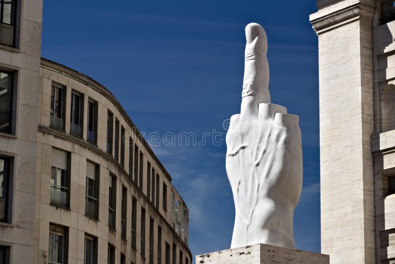 Sculpture du doigt de Cattelan devant Milan Stock Excha image stock