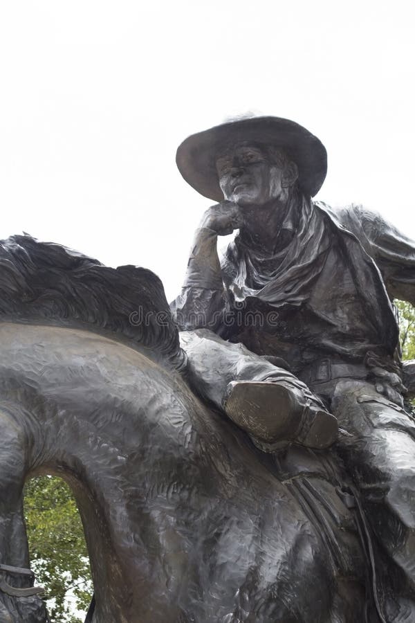 Sculpture en bronze en cowboy et en cheval de patron de traînée image stock Sculpture en bronze en cowboy et en cheval de patron de traînée image stock