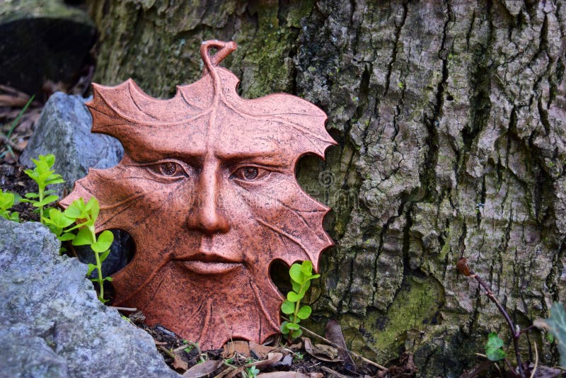 Sculpture En Visage De Feuille Dans Le Jardin Photo stock Image du
