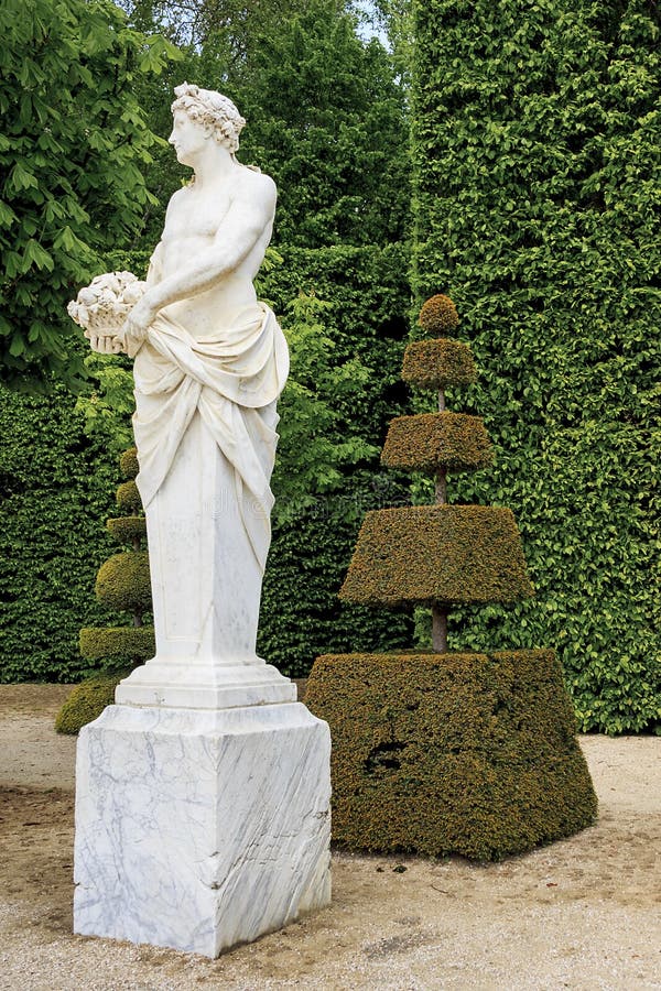 Sculpture Dans Le Jardin De Versailles. Image stock Image du célèbre